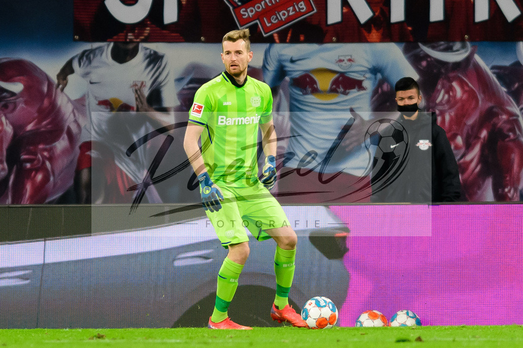 RBLLEV20211128_122 | Fussball, Herren: Torwart Lukas Hradecky (Bayer 04 Leverkusen) in Aktion, am Ball, Einzelaktion bei dem Spiel der 1. Bundesliga zwischen RB Leipzig und Bayer 04 Leverkusen in der Red Bull Arena am 28.11.2021 in Leipzig, Deutschland.DFB / DFL REGULATIONS PROHIBIT ANY USE OF PHOTOGRAPHS AS IMAGE SEQUENCES AND/OR QUASI-VIDEO. - Realisiert mit Pictrs.com
