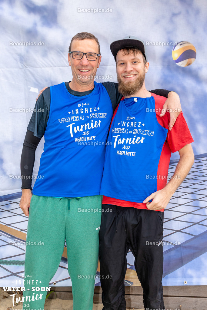 2022-00063117-Vater-Sohn-Turnier-Teamfotos-2 | 26.05.2022; Berlin Foto: Gerold Rebsch - www.beachpics.de