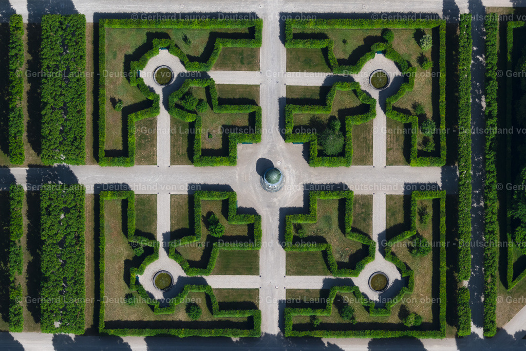 4030945 | HANNOVER 02.06.2020 Senkrecht- Luftbild aus der Satelliten- Perspektive von einer Gartenanlage im Schloßpark von Schloß Herrenhausen an der Alten Herrenhäuser Straße in Hannover im Bundesland Niedersachsen. // Vertical aerial view from the satellite perspective of a garden in the palace gardens of Herrenhausen Palace on Alten Herrenhauser Strasse in Hanover in the state of Lower Saxony. Foto: Gerhard Launer