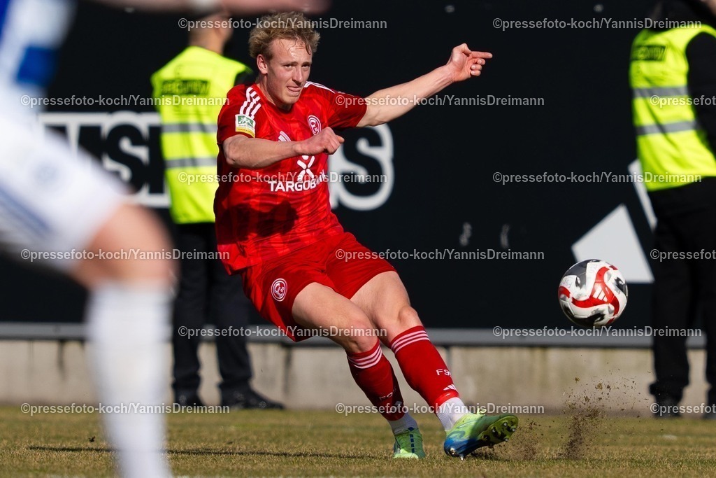 xYDR23022502030 | 23.02.2025, xydrx, Fußball, Fortuna Düsseldorf II (U23) - MSV Duisburg, Regionalliga West, Paul-Janes-Stadion: Leonard Brodersen (Düsseldorf II #2) beim Freistoß