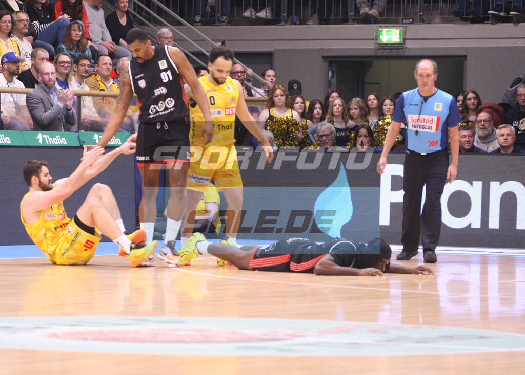 Phoenix Hagen Saison 25/26 - © Sportfoto-Sale (MK) | Phoenix Hagen Saison 25/26 - Michae Hughes hilft Tim Uhlemann (links) auf / © Sportfoto-Sale (MK) - Realisiert mit Pictrs.com