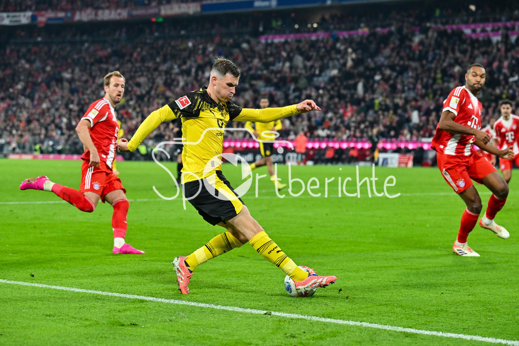 FC Bayern München - Borussia Dortmund | mUNICH, GERMANY - with ball Pascal GROSS (Borussia Dortmund 13) during the bundesliga match between FC Bayern Munich vs. Borussia Dortmund on matchday 7 at Allianz Arena on October 18, 2025 in Munich, Germany / DFL REGULATIONS PROHIBIT ANY USE OF PHOTOGRAPHS AS IMAGE SEQUENCES AND/OR QUASI-VIDEO