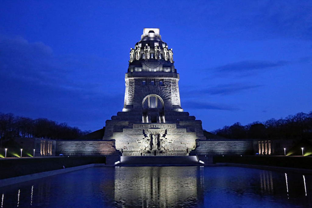 Foto: Leipzig - Völkerschlachtdenkmal bei Nacht | Das Team hinter BILDLEXIKON LEIPZIG bündelt historische wie aktuelle Informationen über die Stadt Leipzig in Text und Bild auf einer Plattform und stellt diese der interessierten Öffentlichkeit zur Verfügung.