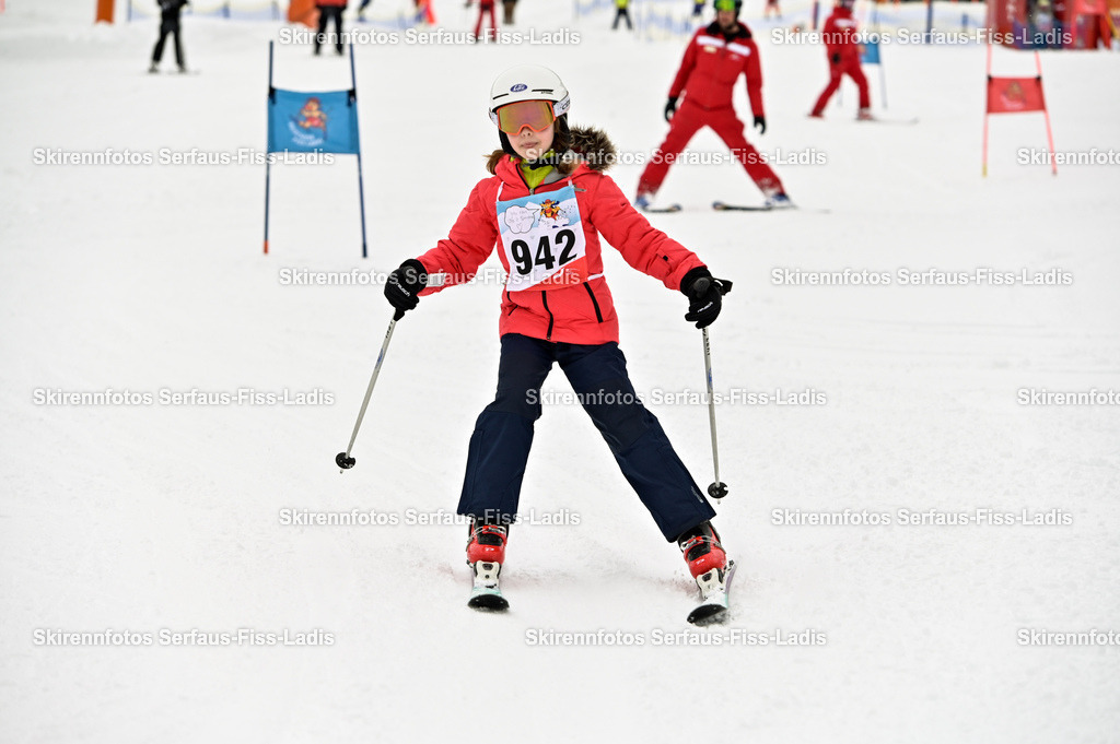 SRF_20.02.2026_1268 | Skirennfotos,Serfaus,Fiss,Ladis,Kinderskirennen,Winter,Tirol,Oberland,skirace,SFL,feelfree,weil wir's genießen,ski,Ski,skifahren,Sonnenplateau, - Realisiert mit Pictrs.com