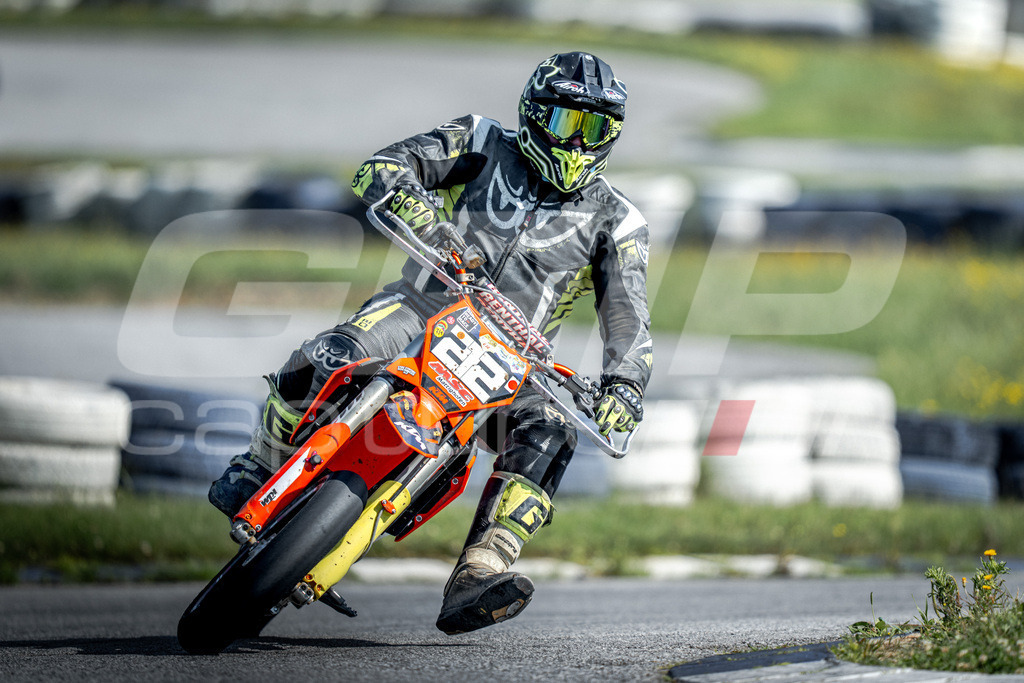 G-Cup + Supermoto Staatsmeisterschaft + Hungarian Supermoto Championship | GRIPcapture steht für authentische Sportfotografie in Österreich – für Momente, die mehr sind als Geschwindigkeit oder Ergebnis. Es geht um Emotion, Spannung, Fokus und den Augenblick, der oft nur einen Wimpernschlag dauert.Ob Motorsport, Teamsport oder 