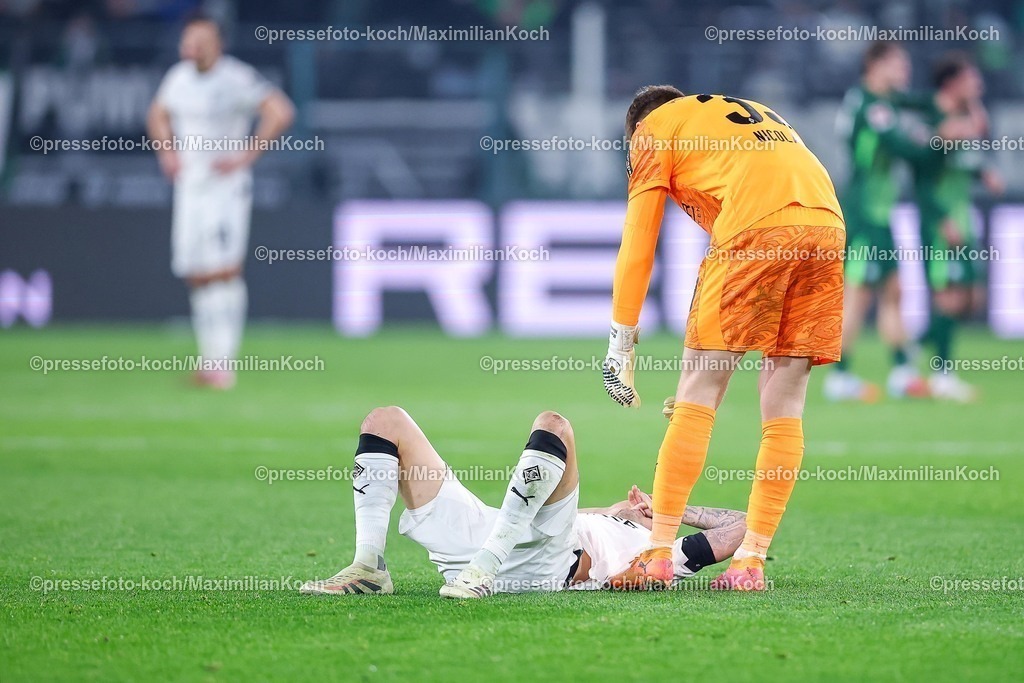 BMG13122502211 | 13.12.2025, Fußball, Borussia Mönchengladbach - VfL Wolfsburg, 1. Fußball Bundesliga, 14.Spieltag, Borussia-Park, Saison 2025 2026: Kevin Diks&nbsp;(Borussia Mönchengladbach #04) neben Torwart Moritz Nicolas&nbsp;(Borussia Mönchengladbach #33)  nach der Niederlage Enttäuscht auf dem Spielfeld  DFB regulations prohibit any use of photographs as image sequences and or quasi-video.