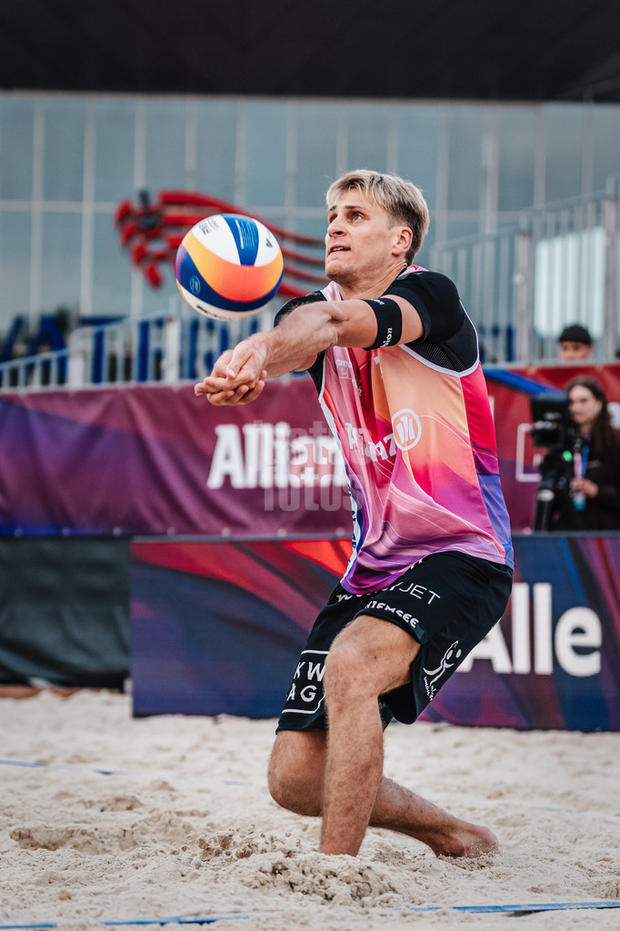 Beachvolleyball | Männer | German Beach Tour 2024 | Tourstop Bremen | 06.06.2024 | Simon Kulzer nimmt den Ball an