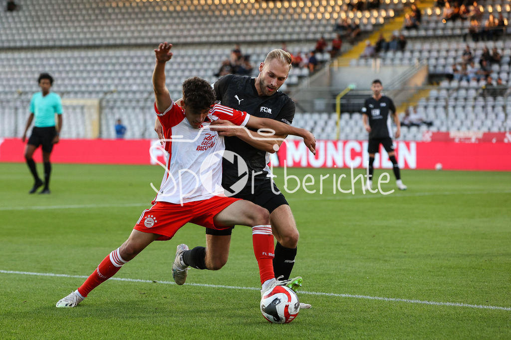 FC Bayern Amateure - FC Memmingen | Younes AITAMER (FCB #17) im Zweikampf mit Nicolai BRUGGER (FCM #4)