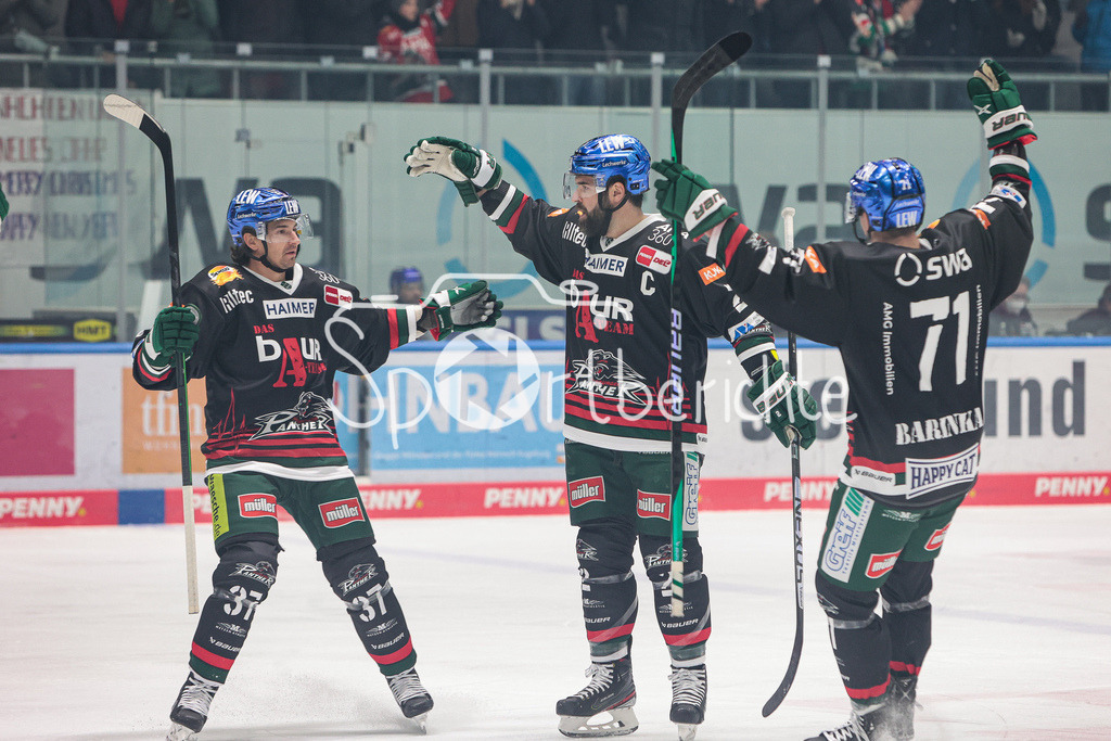 Augsburger Panther - Eisbaeren Berlin | Terry BROADHURST (AEV #37) und Marcel BARINKA (AEV #71) freuen sich zusammen mit dem Torschuetzen zum 2-1 fuer den AEV - Braden LAMB (AEV #2)