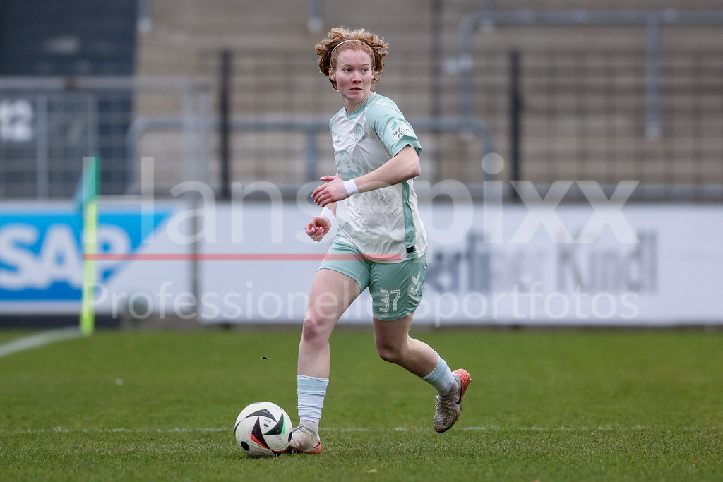 Fussball, Google Pixel Frauen-Bundesliga, 1. FFC Turbine Potsdam - SV Werder Bremen | v.li.: Lena Dahms (SV Werder Bremen, 37) am Ball, Freisteller, Einzelbild, Ganzkörper, Aktion, Action, Spielszene, DIE DFB-RICHTLINIEN UNTERSAGEN JEGLICHE NUTZUNG VON FOTOS ALS SEQUENZBILDER UND/ODER VIDEOÄHNLICHE FOTOSTRECKEN. DFB REGULATIONS PROHIBIT ANY USE OF PHOTOGRAPHS AS IMAGE SEQUENCES AND/OR QUASI-VIDEO.
