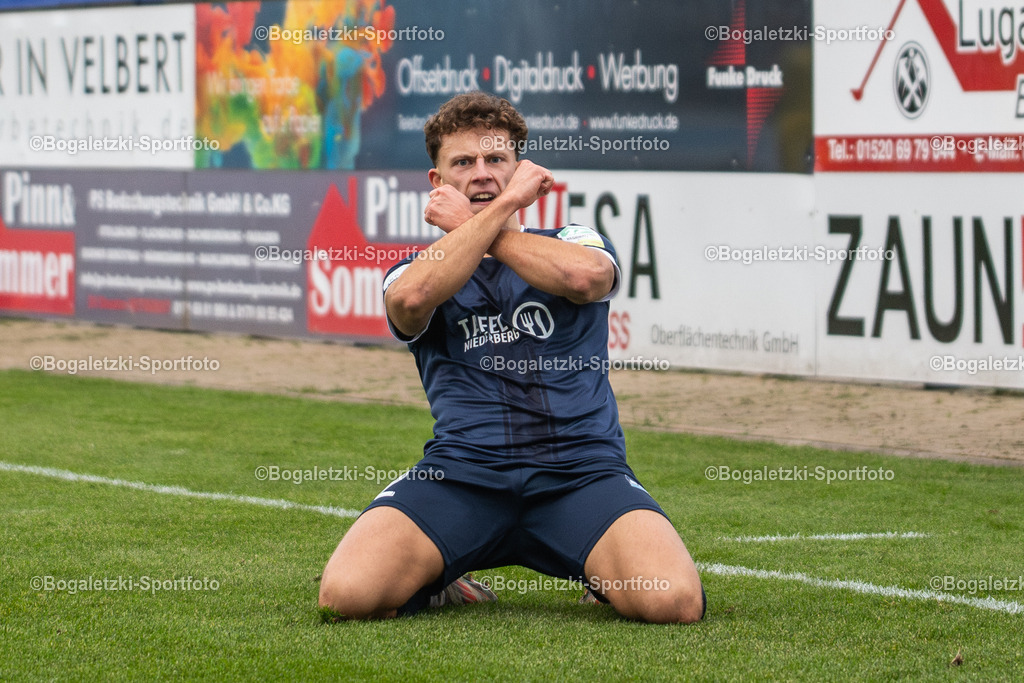 Torjubel Timo Böhm | 08.11.2025, Fußball, Regionalliga West, SSVg Velbert - SC Wiedenbrück: Timo Böhm (SSVg Velbert #32) kreuzt die Arme zum Torjubel - Realisiert mit Pictrs.com