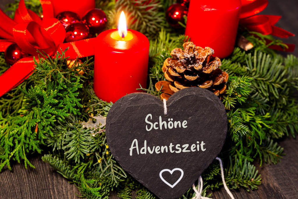 Adventsgrüße: Herz mit der Aufschrift SCHÖNE ADVENTSZEIT vor einem Adventskranz | Adventsgrüße: Herz mit der Aufschrift SCHÖNE ADVENTSZEIT vor einem Adventskranz - Realisiert mit Pictrs.com