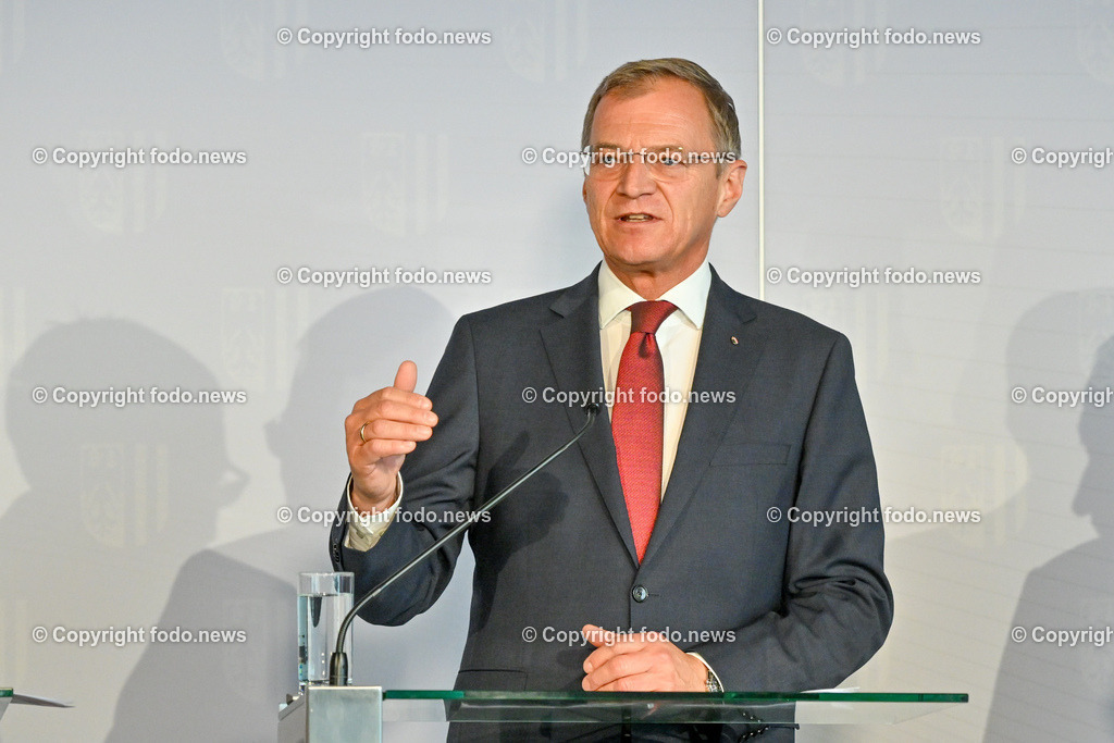 Pressekonferenz_ Land Ooe_  Oesterreichs erstes KI-Zertifizierungszentrum startet in Ooe_ 27.07.2023-9 | 27.07.2023, OK Mediendeck Linz, AUT, Pressekonferenz Stelzer,Achleitner,Haas,Manz - Oesterreichs erstes KI-Zertifizierungszentrum startet in Ooe, TUEV Austria und Software Competence Center Hagenberg eroeffnen gemeinsamen KI-Test- und Qualifizierungshub, im Bild LH Thomas Stelzer (VP)