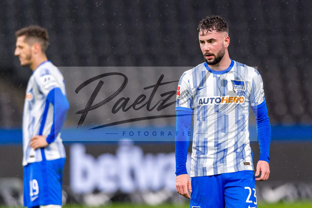 BSCRBL20220220_188 | Fussball, Herren: Marco Richter (Hertha BSC) schaut bei dem Spiel der 1. Bundesliga zwischen Hertha BSC und RB Leipzig im Olypiastadion am 20.02.2022 in Berlin, Deutschland.DFB / DFL REGULATIONS PROHIBIT ANY USE OF PHOTOGRAPHS AS IMAGE SEQUENCES AND/OR QUASI-VIDEO. - Realisiert mit Pictrs.com