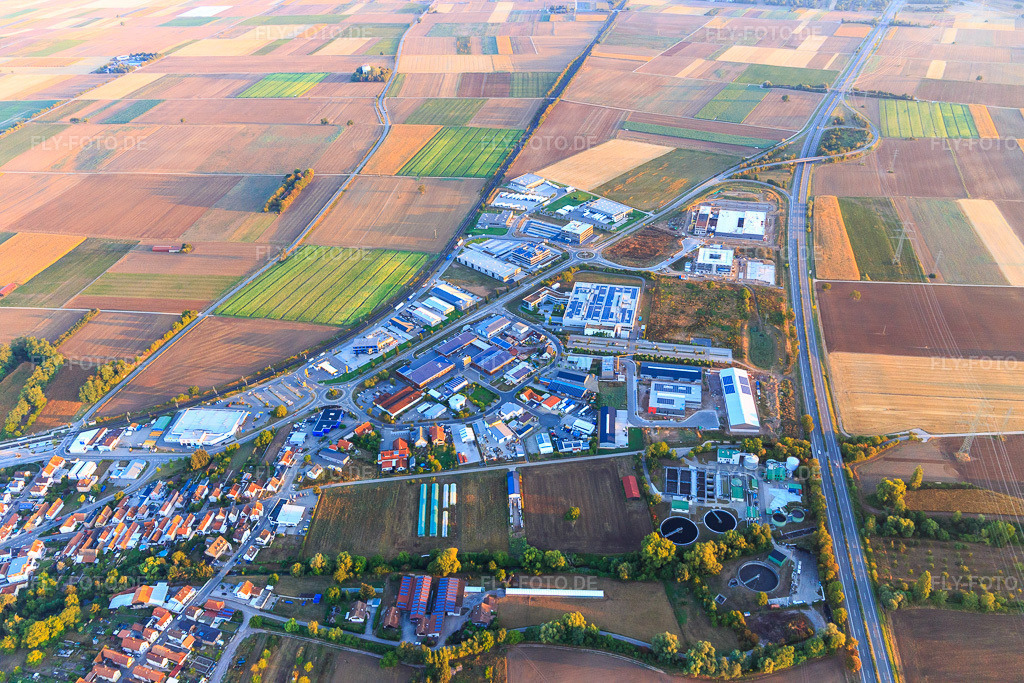 Luftbild: Industriegebiet Nordring und Im Speyerer Tal mit Markthalle 5, Resinnovation GmbH, Kardex Software GmbH, ITK Engineering GmbH und DBK David + Baader GmbH in Rülzheim im Bundesland Rheinland-Pfalz in Deutschland. – Foto: IMG_110813.jpg vom 08.09.2018 durch Werner Riehm/FLY-FOTO.de – Auflösung des Originals: 5472 x 3648 px – DBK Gruppe - Ihr Partner rund ums Heizen & Kühlen – TOMSLOT88 * Provider – der resinnovation GmbH - Wir sind das Kunstharz – Offizielle von Kardex | Kardex Remstar | Kardex Mlog – ITK Engineering - Ihr Partner für Digital Engineering
