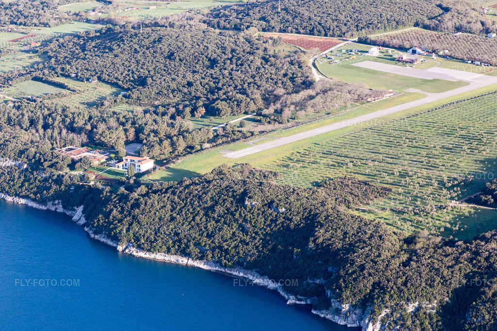 Aerial view: View of the town in Vrsar in the state Gespanschaft Istrien, Croatia. – Photo: IMG_106294.jpg taken on 04/14/2018 by Werner Riehm/FLY-FOTO.com – Resolution of the original: 5472 x 3648 px