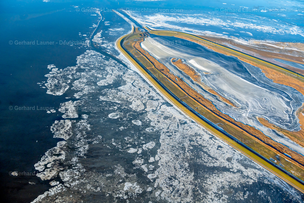 4044087 | Naturschutzgebiet Leyhörner Sieltief KRUMMHöRN 13.02.2021 Winterlich schneebedeckte Rückhaltebecken und Wasserspeicher " Speicherbecken Leyhörn " in Krummhörn im Bundesland Niedersachsen, Deutschland. // Wintry snowy retention basin and water storage Leyhoern in Krummhoern in the state Lower Saxony, Germany. Foto: Gerhard Launer