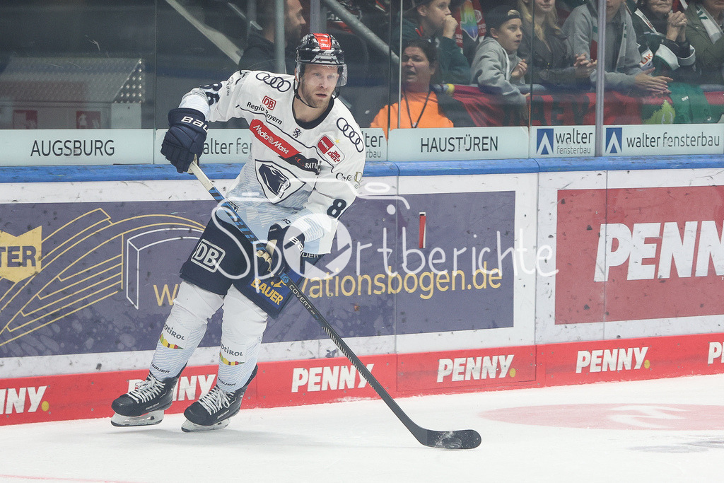 Augsburger Panther - ERC Ingolstadt | Daniel PIETTA (ERC #86) am Puck / Freisteller / Einzelfoto
