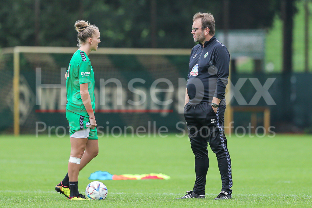 Fussball, Google Pixel Frauen-Bundesliga, Training SV Werder Bremen | v.li.: Lina Hausicke (SV Werder Bremen, 18) im Gespräch mit Thomas Horsch (Trainer, Cheftrainer, SV Werder Bremen)