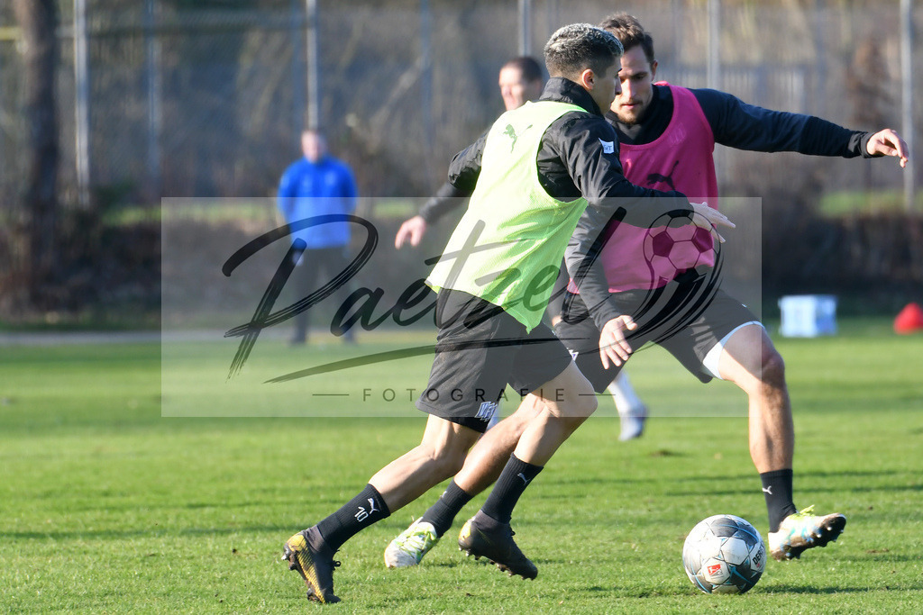 20200207_TRAOSN_0118 | Fußball, Herren: Anas Ouahim (VfL Osnabrueck) und Ulrich Taffertshofer (VfL Osnabrueck) im Zweikampf waehrend der Trainingseinheit des VfL Osnabrueck im Sportpark Illoshoehe am 07.02.2020 in Osnabrueck, Deutschland. - Realisiert mit Pictrs.com