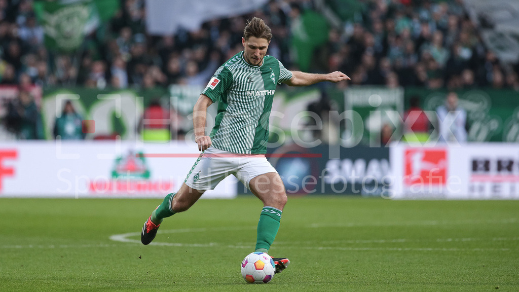 Fussball, Bundesliga, SV Werder Bremen - SC Freiburg | v.li.: Niklas Stark (SV Werder Bremen, 4) am Ball, Freisteller, Einzelbild, Ganzkörper, Aktion, Action, Spielszene, DIE DFL-RICHTLINIEN UNTERSAGEN JEGLICHE NUTZUNG VON FOTOS ALS SEQUENZBILDER UND/ODER VIDEOÄHNLICHE FOTOSTRECKEN. DFL REGULATIONS PROHIBIT ANY USE OF PHOTOGRAPHS AS IMAGE SEQUENCES AND/OR QUASI-VIDEO.