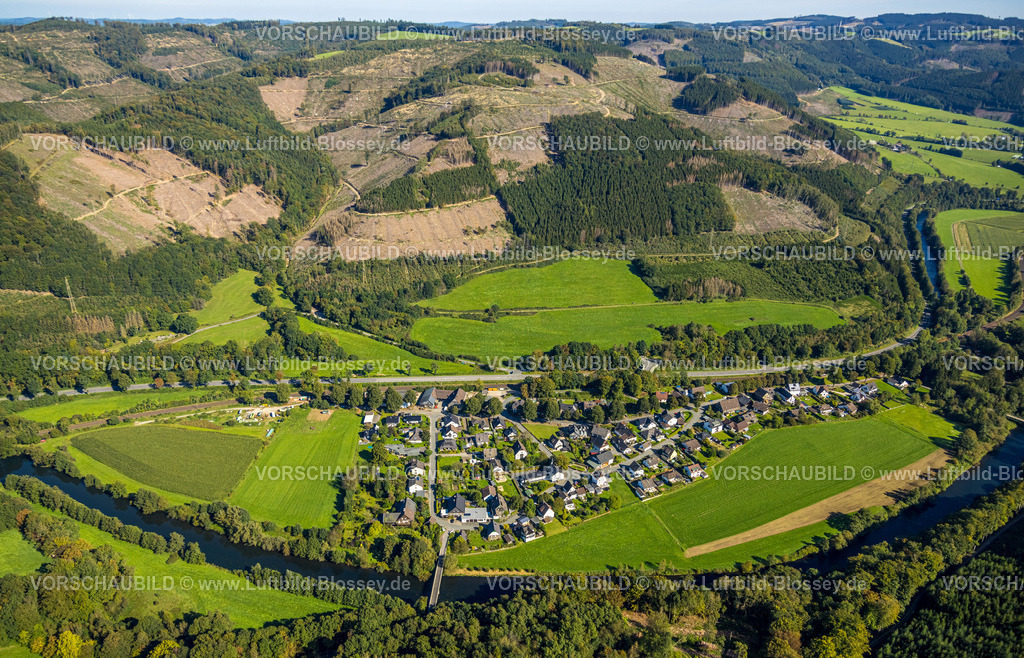 Plettenberg230908354Pasel | Luftbild, Ortsansicht Ortsteil Pasel mit Bürgerhaus Alte Dorfschule, Waldgebiet mit Waldschäden, Pasel, Plettenberg, Sauerland, Nordrhein-Westfalen, Deutschland