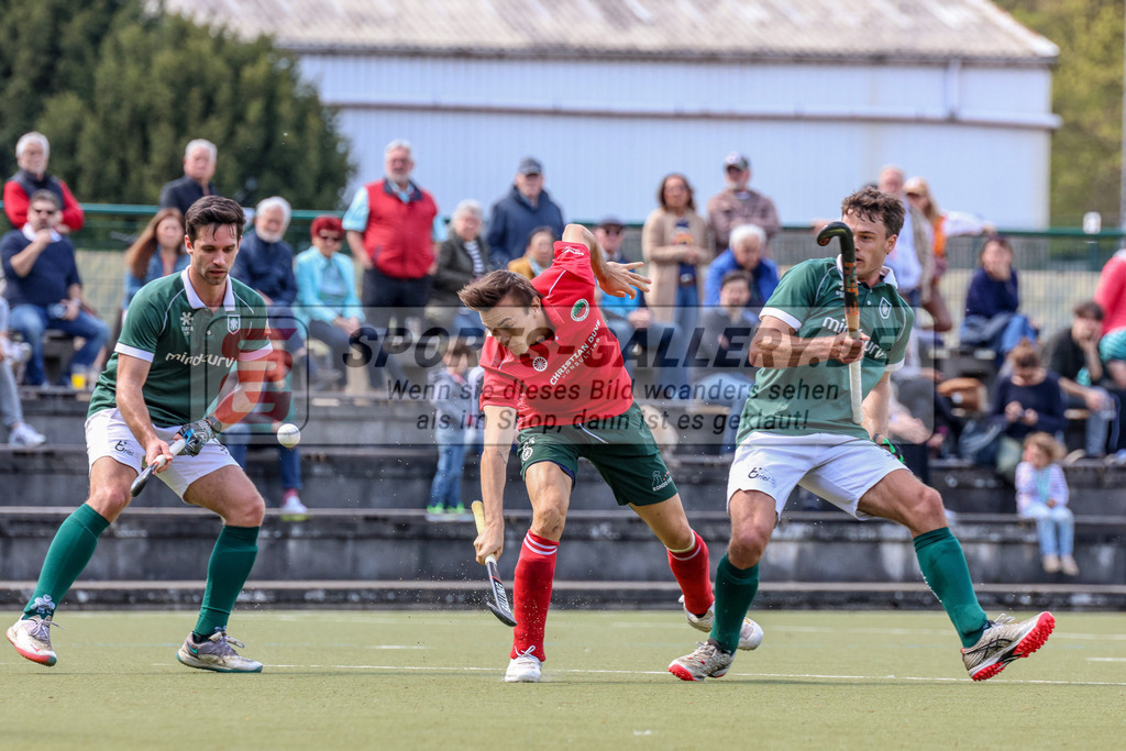 MJ_2023-04-30 HTCU-CHTC-31 | Nicolas Acosta (Crefelder HTC #25), Lukas Windfeder (Uhlenhorst Mülheim #6) & Oliver Macintyre (Uhlenhorst Mülheim #10), Uhlenhorst Mülheim - Crefelder HTC am 30.4.2023 im Waldstadion, Mülheim a. d. Ruhr