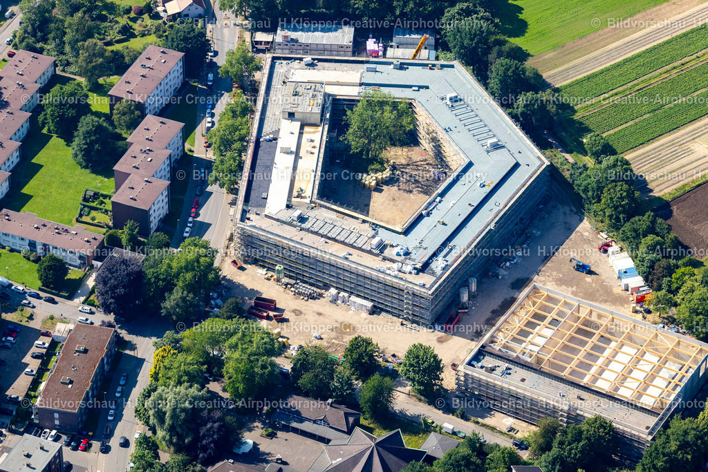 Luftbild Duisburg-4615 | Baustelle zum Neubau des Schul- Gebäudes " Anne-Frank-Gesamtschule " an der Erlanger Straße, Obere Holtener Straße im Ortsteil Röttgersbach in Duisburg - Realisiert mit Pictrs.com