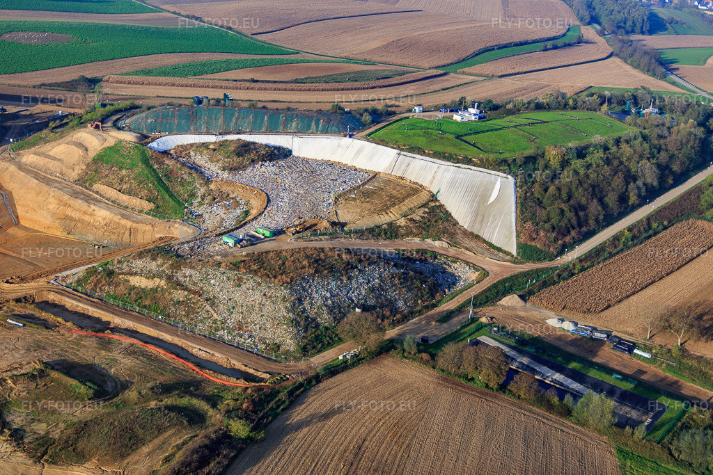 Vue aérienne: Travaux d'étanchéité à la Déchèterie de Wintzenbach et Installation de Stockage des Déchets Non Dangereux (ISDND) à Schaffhouse-près-Seltz dans le département Bas Rhin, France – .Photo: IMG_075709.jpg prise le 01/11/2014 par Werner Riehm/FLY-FOTO.eu – Résolution de l'original: 5472 x 3648 px – Déchèterie de Wintzenbach - SMICTOM – ISDND - SMICTOM