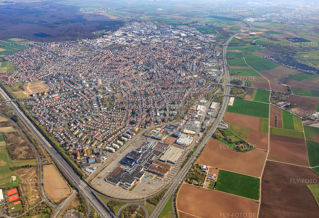 Luftbild: Ortsansicht der Straßen und Häuser der Wohngebiete in Viernheim im Bundesland Hessen in Deutschland. Foto: IMG_077020.jpg vom 12.04.2015 durch Werner Riehm/FLY-FOTO.de