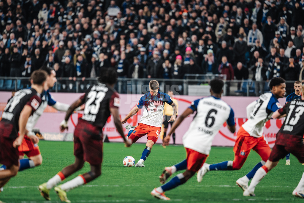 Fußball | Männer | Saison 2025/2026 | 1. Fußball-Bundesliga | 24. Spieltag | Hamburger SV vs. RB Leipzig | 01.03.2026 | Luka Vuskovic (#44, HSV) beim Freistoss