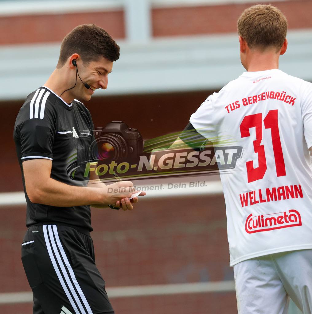 TuS Bersenbrück - HSC Hannover | Auf dem Bild zu sehen: weiß TuS Bersenbrück: Mathis Wellmann ; Schiedsrichter: Nils HasseTuS Bersenbrück, HSC Hannover, Saison 25/26, Testspiel, Bünde, Deutschland - Realisiert mit Pictrs.com