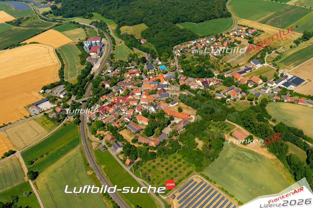 Das Luftbild zeigt : Gnötzheim Martinsheim - Die Luftaufnahme wurde 2023 vom UL-Flugzeug aus erstellt ( keine Drohne ) - Hochauflösende Luftaufnahme - Für grossformatige Ausdrucke geeignet. Die Geschenkidee !Mit Lizenz und Bildrechte bestellbar
