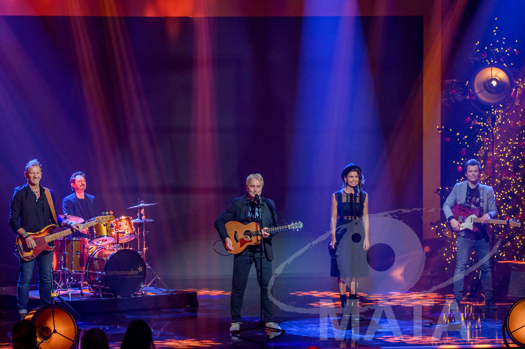 _DWI6048 | Werner Schmidbauer und Band bei '30 Jahre Sternstunden-Gala 2023' in der Frankenhalle. Nürnberg, 15.12.2023 - Realisiert mit Pictrs.com