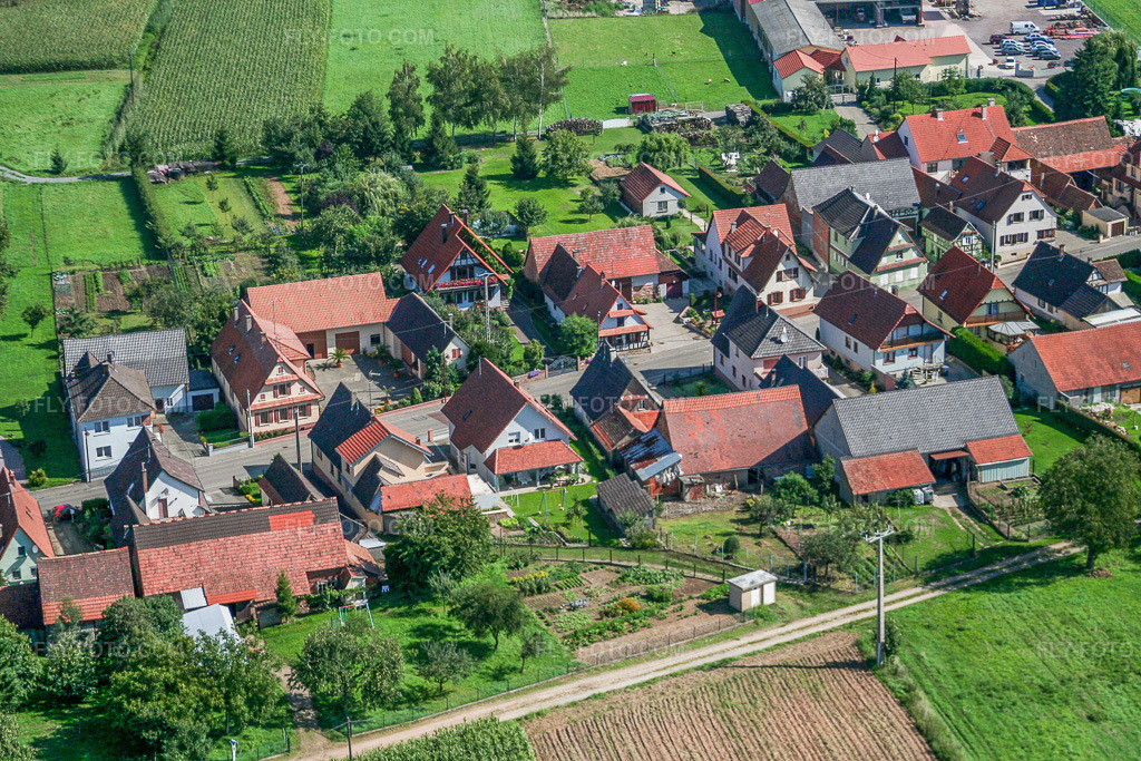 Aerial view: Rue Principale in Schleithal in the state Bas-Rhin, France. – Photo: IMG_3547.jpg taken on 08/31/2006 by Werner Riehm/FLY-FOTO.com – Resolution of the original: 3456 x 2304 px