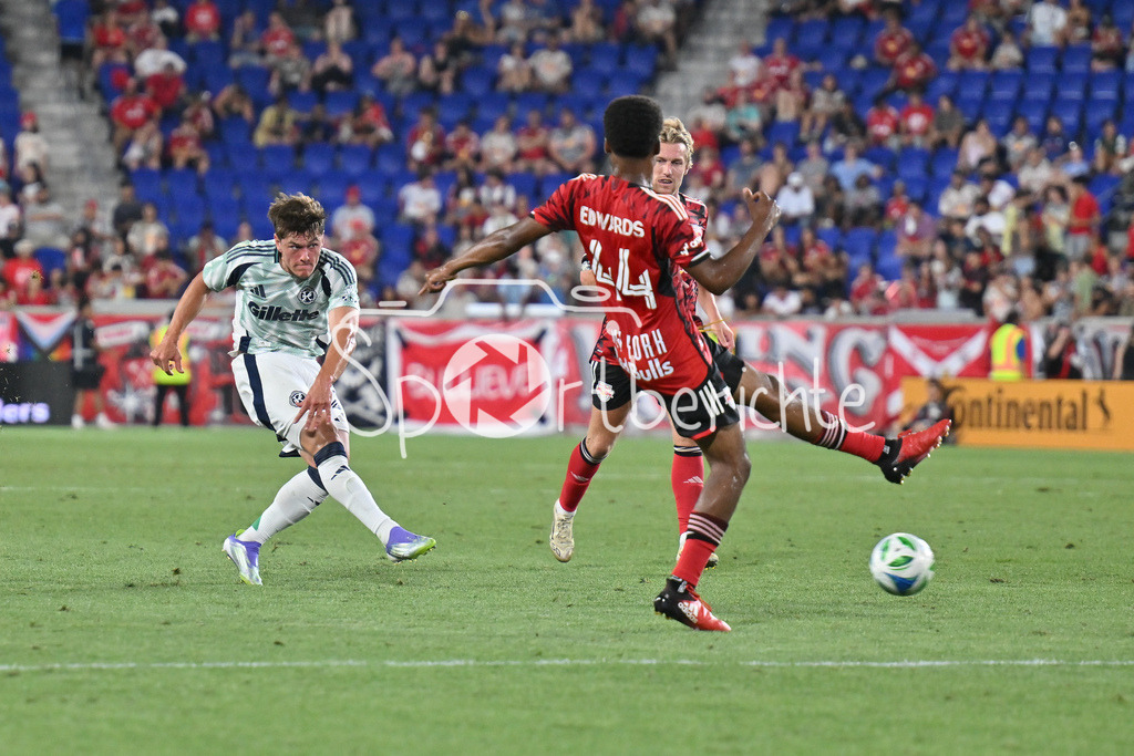 New York Red Bulls - New England Revolution | der Torschuss von Ilay FEINGOLOD (New England 12) geht nicht ins Tor / Torchance / Major League Soccer: New York Red Bulls - New England Revolution, Red Bull Arena am 16.07.2025