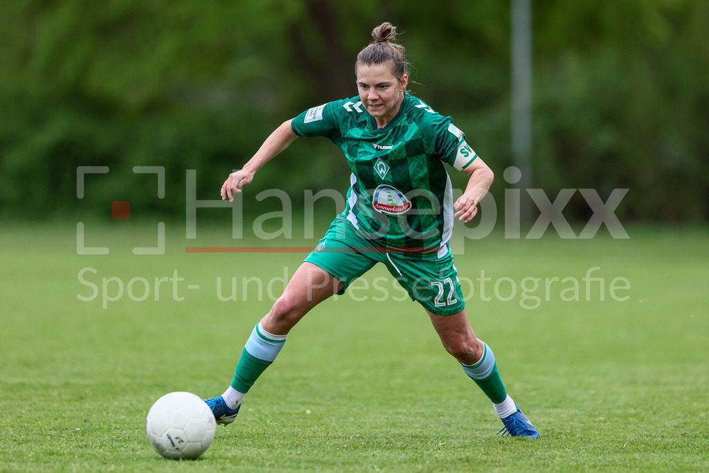 Fussball, Testspiel Frauen, ATS Buntentor - SV Werder Bremen | v.li.: Rieke Dieckmann (SV Werder Bremen, 22) am Ball, Freisteller, Einzelbild, Ganzkörper, Aktion, Action, Spielszene