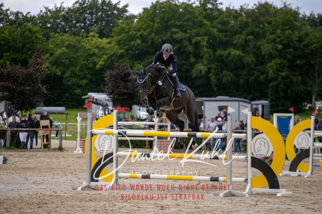 IMG_5792 | Deine Turnierfotos vom Reitturnier online kaufen: Dressur, Springen & Siegerehrung. Professionelle Pferdefotografie aus dem Rheinland – als Download & Print.Alternative: Turnierfotograf für den Pferdesport: Finde deine Fotos von Dressur- und Springturnier