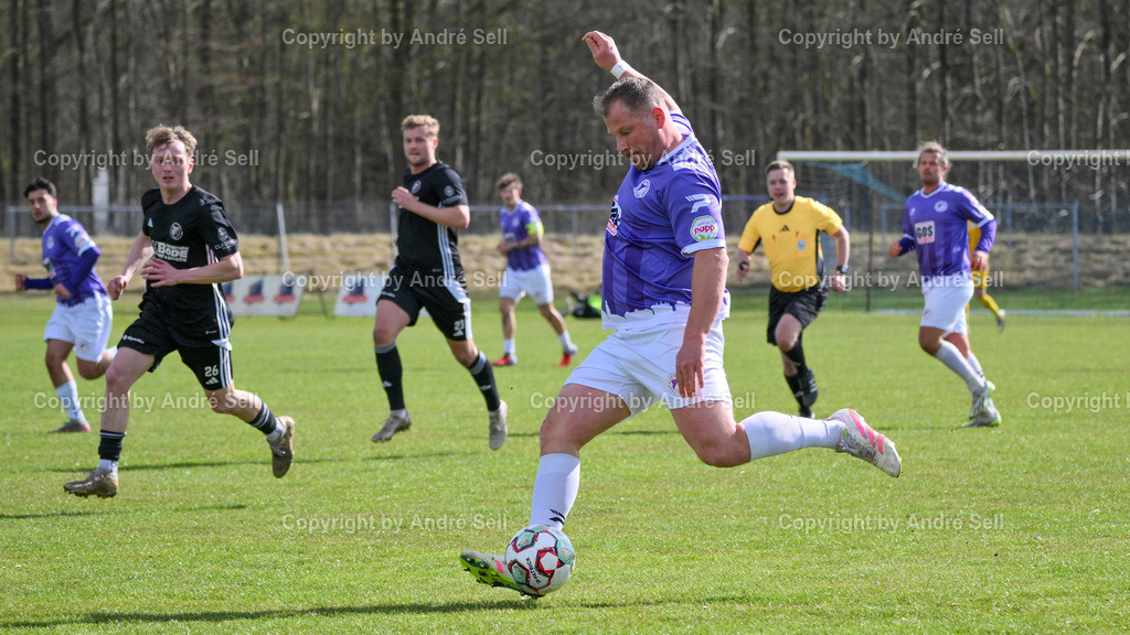 VfR Neumünster (lila) vs SV Preußen 09 Reinfeld (schwarz) | Christopher Kramer (VfR #13) / Fußball-Oberliga Männer 2025/2026 / VfR Neumünster (lila) vs SV Preußen 09 Reinfeld (schwarz) / Grümmi-Arena / Neumünster / 06.04.26 - Realisiert mit Pictrs.com