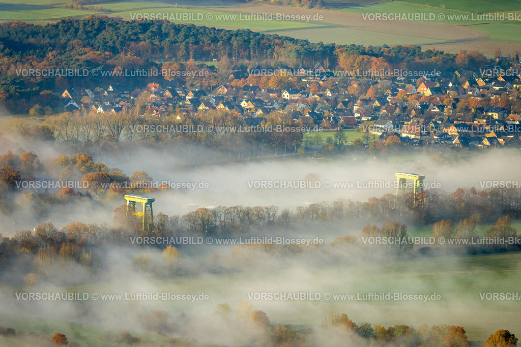 Haltern231104082 | Luftbild, Nebelschwaden über der Schleuse Flaesheim am Wesel-Datteln-Kanal und Fluss Lippe mit Blick auf Flaesheim, umgeben von herbstlichen Laubbäumen, Flaesheim, Haltern am See, Ruhrgebiet, Münsterland, Nordrhein-Westfalen, Deutschland