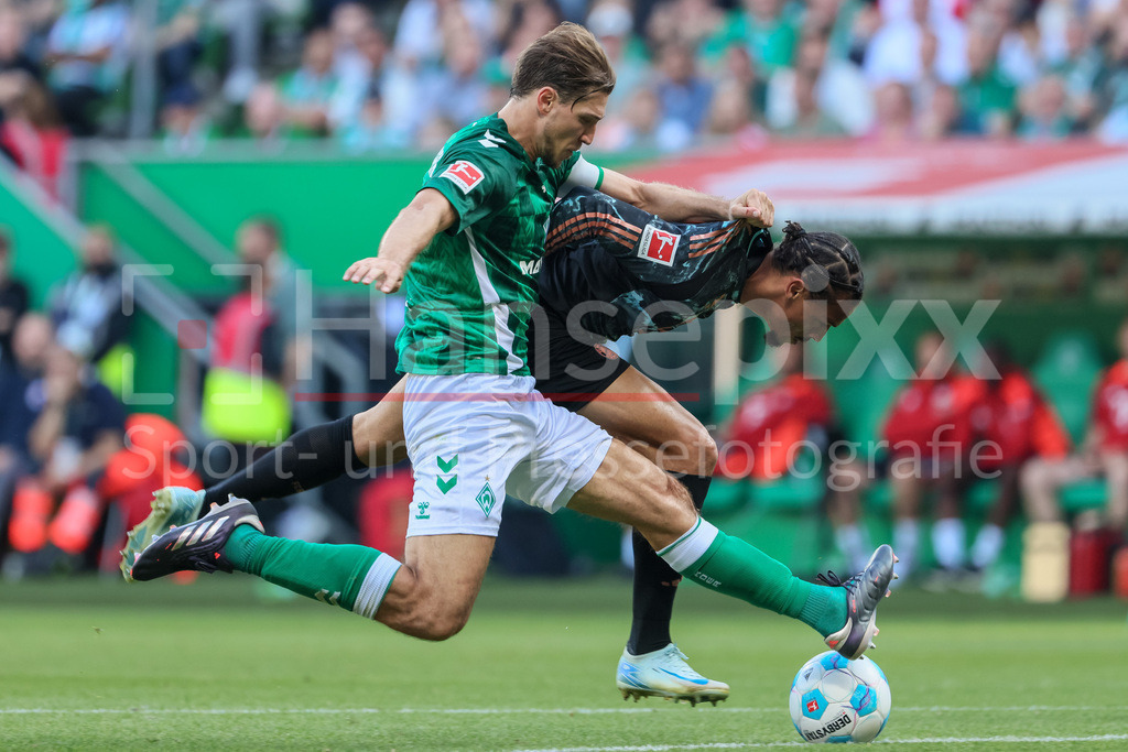 Fussball, Bundesliga, SV Werder Bremen - FC Bayern München | v.li.: Niklas Stark (SV Werder Bremen, 4) und Leroy Sane (FC Bayern München, 10) im Zweikampf, Duell, Dynamik, Aktion, Action, Spielszene, DIE DFL-RICHTLINIEN UNTERSAGEN JEGLICHE NUTZUNG VON FOTOS ALS SEQUENZBILDER UND/ODER VIDEOÄHNLICHE FOTOSTRECKEN. DFL REGULATIONS PROHIBIT ANY USE OF PHOTOGRAPHS AS IMAGE SEQUENCES AND/OR QUASI-VIDEO.