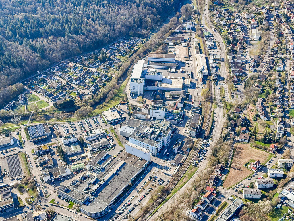 Luftbild: Industriegebiet Industriestraße mit Inovan GmbH & Co. KG und Möbelzentrum Pforzheim in Birkenfeld im Bundesland Baden-Württemberg in Deutschland. Foto: IMG_154184.jpg vom 02.04.2026 durch Werner Riehm/FLY-FOTO.deAuflösung des Originals: 4032 x 3024 pxWWW.INOVAN.DE