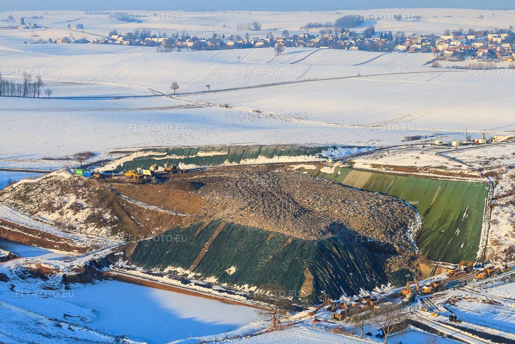 Vue aérienne: Décharge envahie par des volées d'oiseaux en hiver lorsqu'il neige à Schaffhouse-près-Seltz dans le département Bas Rhin, France – .Photo: IMG_36634.jpg prise le 05/01/2011 par Werner Riehm/FLY-FOTO.eu – Résolution de l'original: 4752 x 3168 px