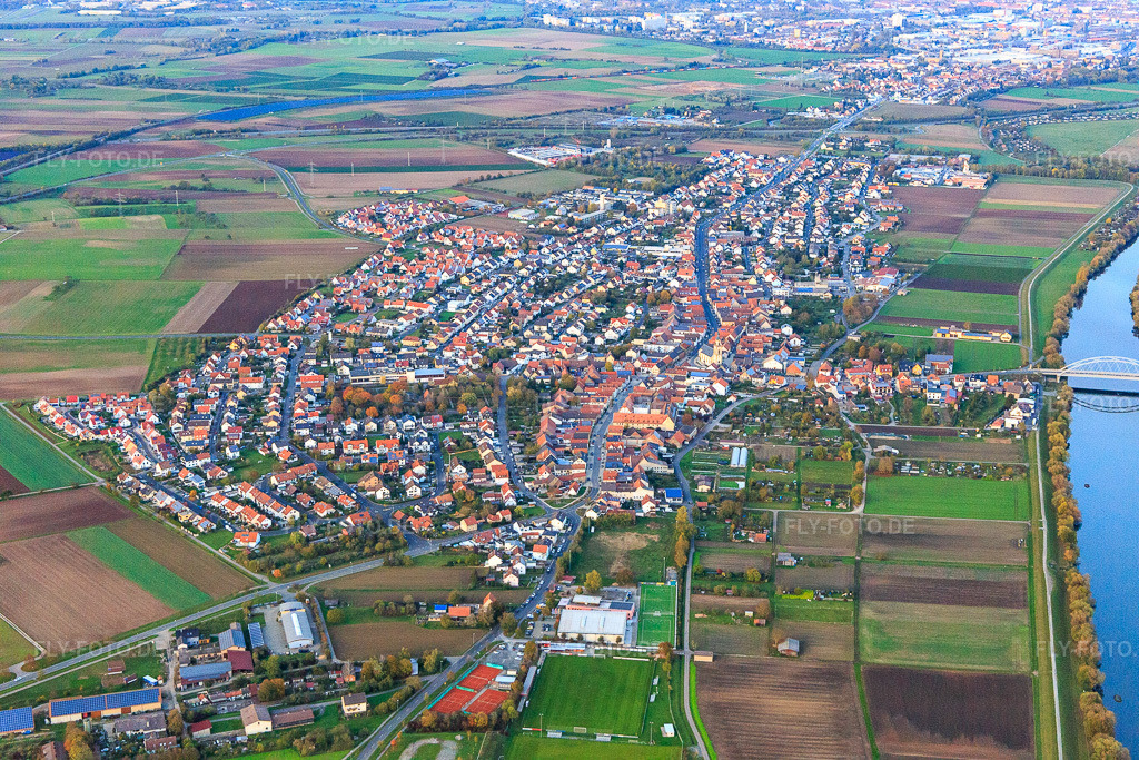 Luftbild: Ortsansicht von Süden am Main in Bergrheinfeld im Bundesland Bayern in Deutschland. Foto: IMG_119775.jpg vom 26.10.2019 durch Werner Riehm/FLY-FOTO.de