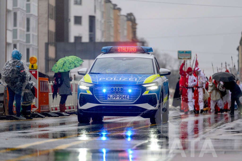 _DWA2308 | Trotz Nieselregen schlängelte sich der „Gaudiwurm“ am Sonntag durch die Nürnberger Innenstadt an tausenden Faschingsfans vorbei.  Nürnberg, 11.02.2024 - Realisiert mit Pictrs.com