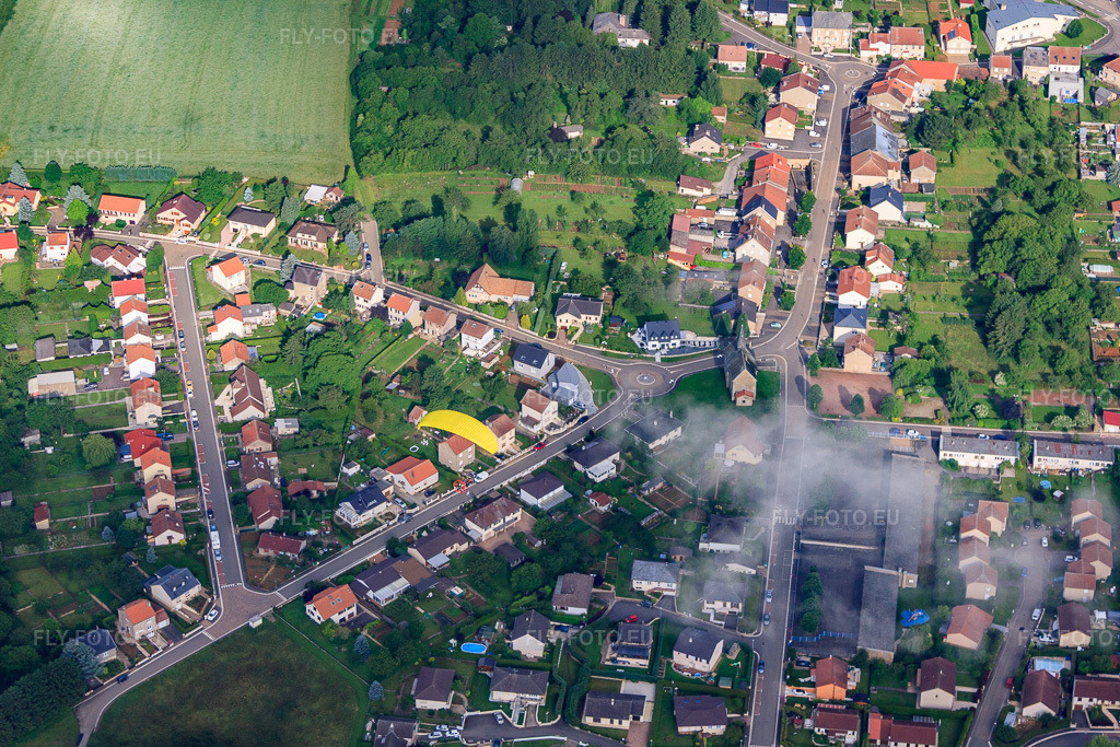 Vue aérienne: Quartier de Bure avec la rue des Castors et la Chapelle Notre Dame de Bure et à Tressange dans le département Moselle, France – .Photo: IMG_50551.jpg prise le 23/06/2012 par Werner Riehm/FLY-FOTO.eu – Résolution de l'original: 4752 x 3168 px