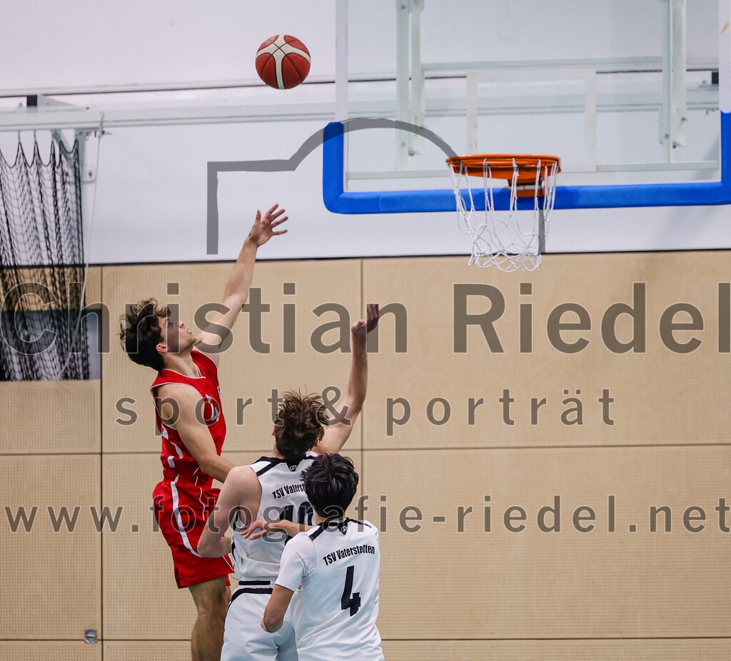 2025-12-06_048_TSV_Vaterstetten_gegen_MTV_1879_Muenchen | Vaterstetten, Deutschland, 06.12.2025:Basketball, 2. Regionalliga Süd 2025 / 2026, 9. Spieltag, TSV Vaterstetten gegen MTV 1879 München, Endergebnis: 58:83Julian Rothmann (MTV 1879 München, #4), Finn Liebig (TSV Vaterstetten, #10), Altay Öztürk (TSV Vaterstetten, #4)Foto: Christian Riedel / fotografie-riedel.net
