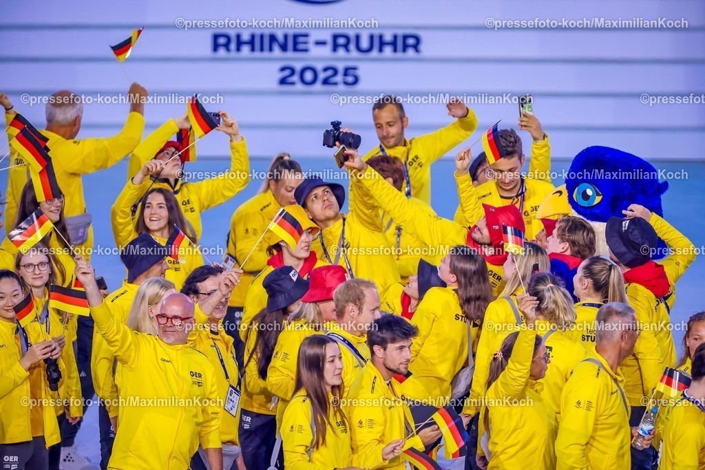 FISU16072501024 | 16.07.2025, Duisburg, FISU World University Games Summer, Rhine-Ruhr 2025, Opening Ceremony, Schauinsland-Reisen-Arena: Die Athleten der deutschen Delegation betreten das Stadion. Ehrenrunde des Team Deutschland - Das Team Studi in der Arena bei der Eröffnungsfeier. 