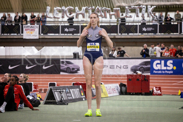 Deutsche Leichtathletik-Hallenmeisterschaften; Dortmund, 28.02.2026 | Imke Onnen (Cologne Athletics, 332) vor einem Leichtathletik-Schriftzug beim Hochsprung; Deutsche Leichtathletik-Hallenmeisterschaften am 28.02.2026 in der Helmut-Körnig-Halle in Dortmund. 