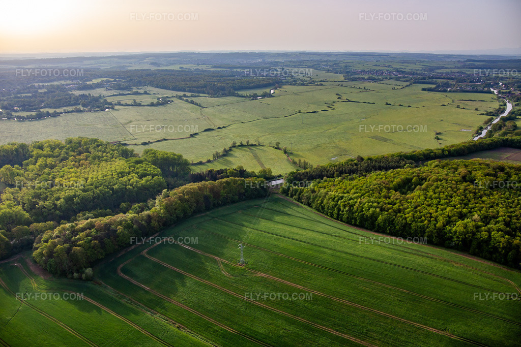 Aerial view: Meadows at the Mittlachgraben in the morning in Harskirchen in the state Bas-Rhin, France. – Photo: IMG_140571.jpg taken on 05/01/2024 by Werner Riehm/FLY-FOTO.com – Resolution of the original: 5292 x 3528 px